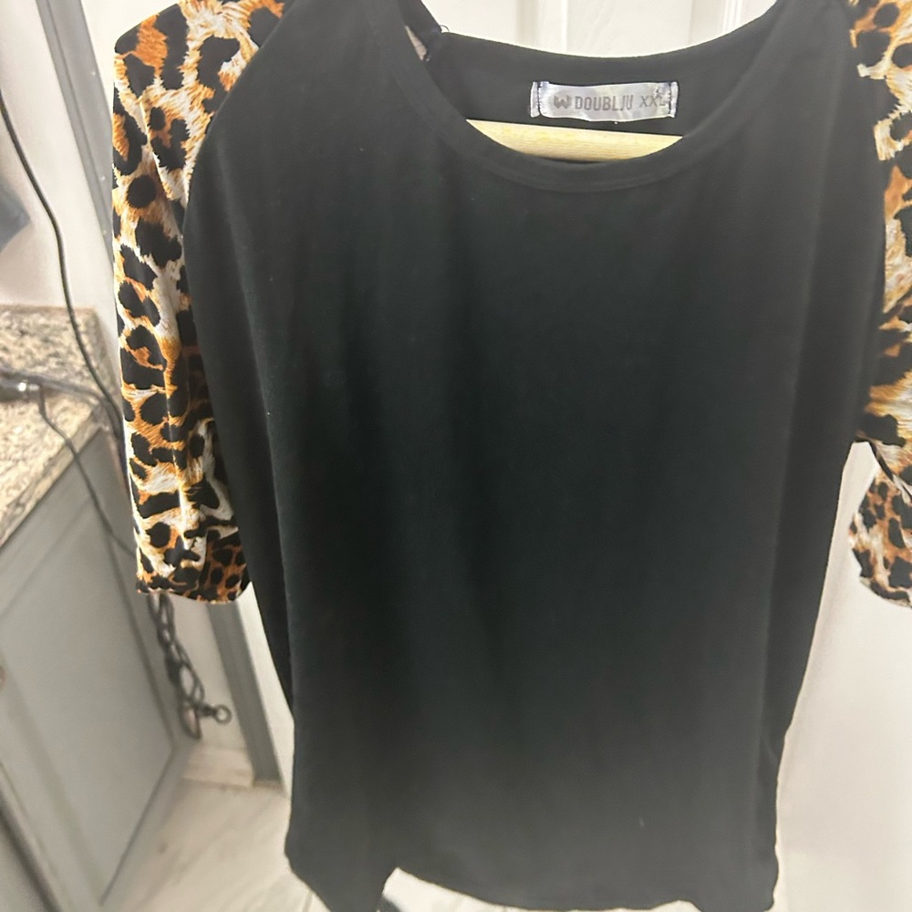 Black shirt with animal detail on the sleeves. - Picture 3 of 12